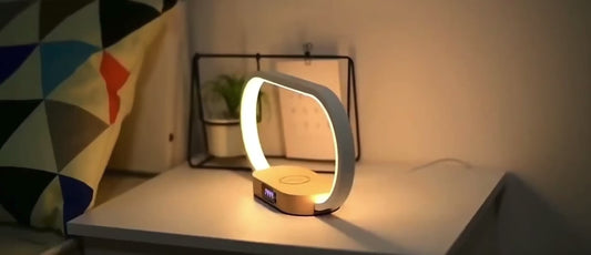 LumiFix™ WoodGlow – Lampe de Chevet 4-en-1 avec Chargeur Sans Fil & Horloge LED